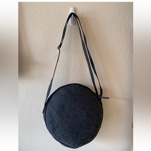 We Love Folk - Grey Round Felt Bag with White Embroidery Purse - Poland - Picture 4 of 12